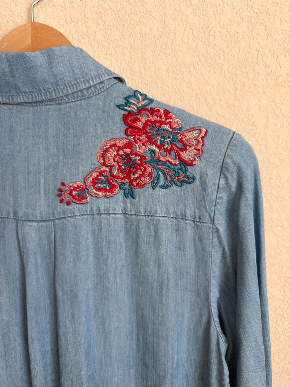 Floral Embroidered Chambray Shirt Size 6 Blue C Wonder Roll Tab Boho Western Top - Picture 10 of 16